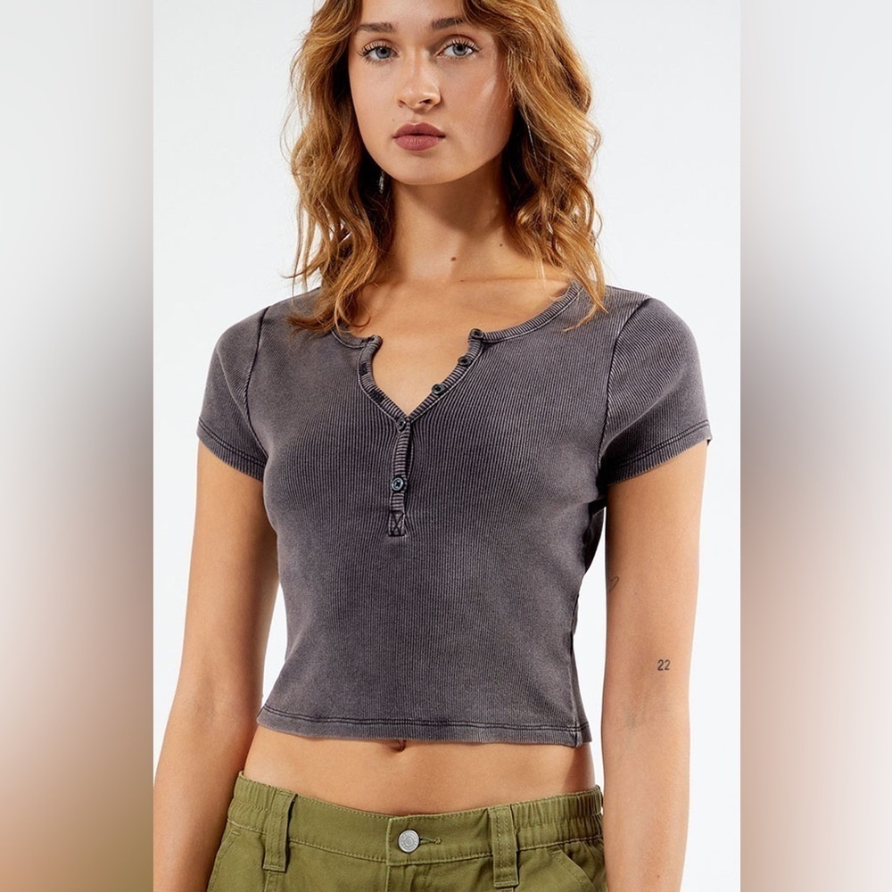 NWT Est. PAC 1980 V.I Henley Crop T-Shirt – Size Small